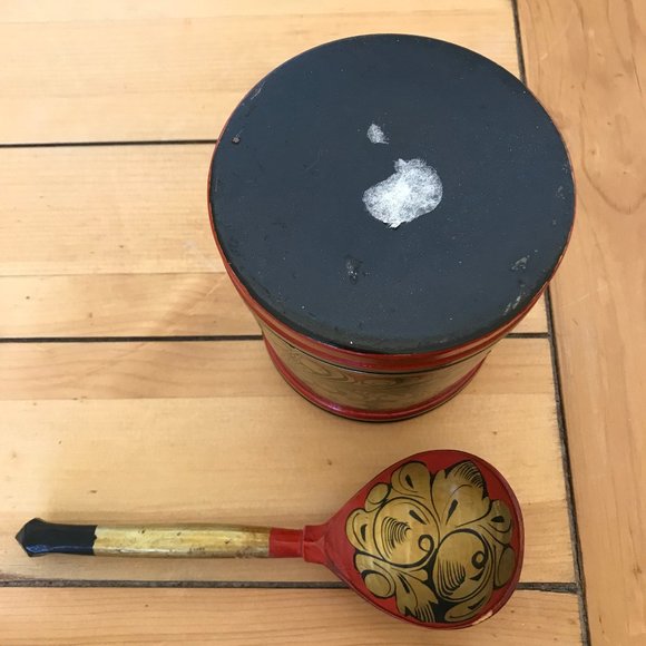 Russian Khokhloma Wooden Lacquer Container Jar with Scoop Spoon - Picture 5 of 6